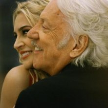 Samaire Armstrong e Donald Sutherland in una tenera posa nell'episodio 'Il Matrimonio' della serie tv Dirty Sexy Money