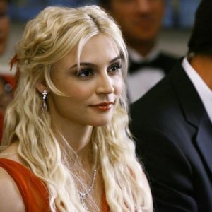 Samaire Armstrong nell'episodio 'Il Matrimonio' della serie tv Dirty Sexy Money