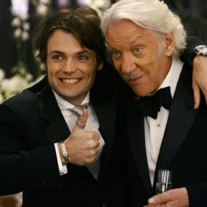 Seth Gabel con Donald Sutherland in una scena dell'episodio 'Il Matrimonio' della serie tv Dirty Sexy Money