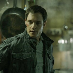 Tahmoh Penikett in una scena dell'episodio Man On The Street di Dollhouse