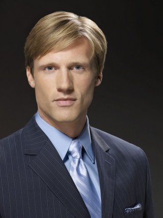 Teddy Sears in una foto promozionale della serie Avvocati a New York