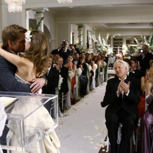 Una scena festosa dell'episodio ' Il Matrimonio ' della serie Dirty Sexy Money