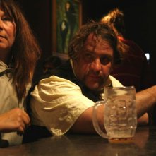 Yolande Moreau e Bouli Lanners in una scena del film Louise & Michel