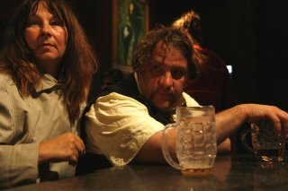 Yolande Moreau e Bouli Lanners in una scena del film Louise & Michel