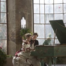 Ioan Gruffudd e Natascha McElhone in una scena del film Moonacre: I segreti dell'ultima luna