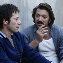 Mathieu Amalric e Vincent Cassel in una scena del film Nemico pubblico n°1 - L'ora della fuga