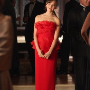 Allison Miller in una scena del pilot della serie Kings
