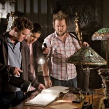 Bret Harrison, Rick Gonzalez e Tyler Labine in una scena dell'episodio The Favorite di Reaper