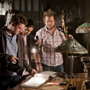 Bret Harrison, Rick Gonzalez e Tyler Labine in una scena dell'episodio The Favorite di Reaper