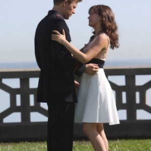 Christopher Egan ed Allison Miller in una scena del pilot della serie Kings