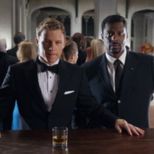 Christopher Egan ed Eamonn Walker in una scena del pilot della serie Kings