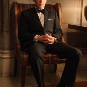 Christopher Egan in una scena del pilot della serie Kings