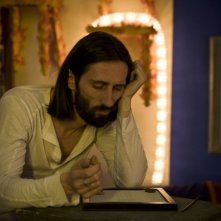 Cristiano Godano in una scena del film Tutta colpa di Giuda