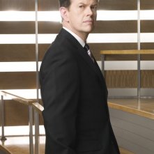 Dylan Baker è William Cross in una foto promozionale della serie Kings