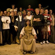 Foto di gruppo per i detenuti della Casa Circondariale 'Lorusso e Cutugno' di Torino, insieme al regista Davide Ferrario, sul set del film Tutta colpa di Giuda