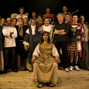 Foto di gruppo per i detenuti della Casa Circondariale 'Lorusso e Cutugno' di Torino, insieme al regista Davide Ferrario, sul set del film Tutta colpa di Giuda