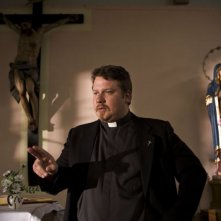 Gianluca Gobbi in una scena del film Tutta colpa di Giuda