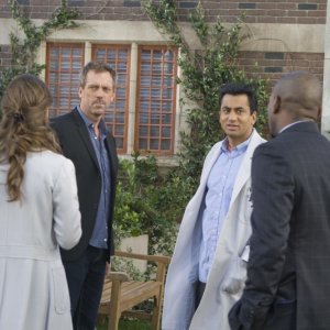 Hugh Laurie, Kal Penn, Omar Epps e Olivia Wilde in una scena tratta da Here Kitty di Dr. House: Medical Division