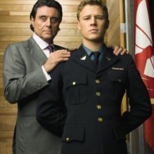 Ian McShane e Christopher Egan in una foto promozionale della serie Kings