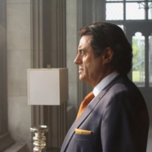 Ian McShane in una scena del pilot della serie Kings