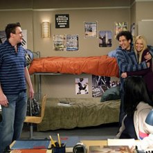 Jason Segel, Josh Radnor e Laura Prepon nell'episodio Sorry, Bro di How I Met Your Mother