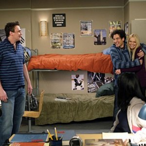 Jason Segel, Josh Radnor e Laura Prepon nell'episodio Sorry, Bro di How I Met Your Mother