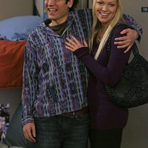Josh Radnor e Laura Prepon in una scena dell'episodio Sorry, Bro di How I Met Your Mother