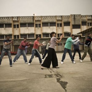 Kasia Smutniak e i detenuti della Casa Circondariale 'Lorusso e Cutugno' di Torino in una scena del film Tutta colpa di Giuda