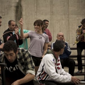 Kasia Smutniak, Francesco Signa, Paolo Ciarchi e i detenuti della Casa Circondariale di Torino in una scena del film Tutta colpa di Giuda