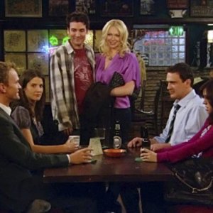 La guest star Laura Prepon con gli altri del cast in una scena dell'episodio Sorry, Bro di How I Met Your Mother