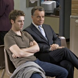Ray Wise e Bret Harrison in una scena dell'episodio The Favorite di Reaper
