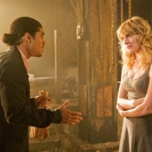 Rick Gonzalez e Jenny Wade in una scena dell'episodio The Favorite di Reaper