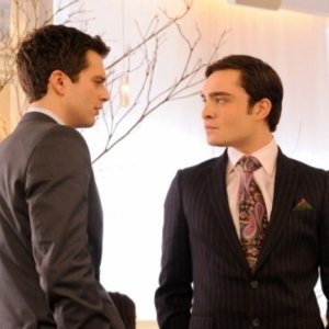 Sebastian Stan ed Ed Westwick in una scena dell'episodio The Age of Dissonance di Gossip Girl