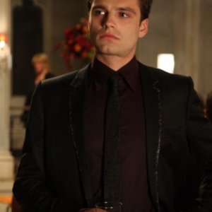 Sebastian Stan in una scena del pilot della serie Kings