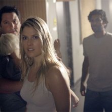 Ali Larter, Greg Grunberg, Brea Grant e  Sendhil Ramamurthy in una scena di Cold Snap dalla terza stagione di Heroes