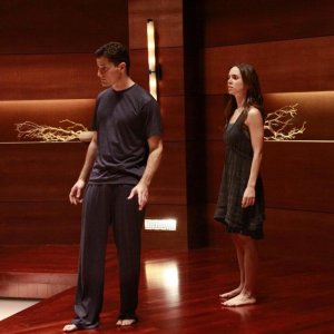 Eliza Dushku ed Enver Gjokaj in una scena dell'episodio Needs di Dollhouse