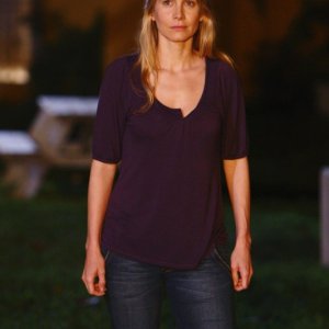 Elizabeth Mitchell nell'episodio He's Our You di Lost