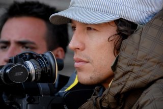 Il regista Cary Fukunaga sul set del film Sin Nombre