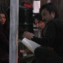 Kyoko Koizumi, Koji Yakusho e Kiyoshi Kurosawa in una scena del film Tokyo Sonata