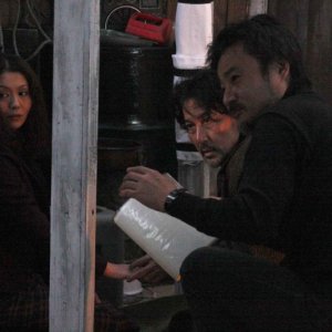 Kyoko Koizumi, Koji Yakusho e Kiyoshi Kurosawa in una scena del film Tokyo Sonata