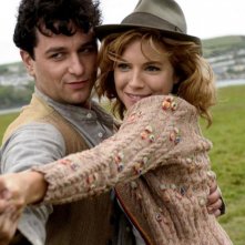 Matthew Rhys e Sienna Miller in un'immagine del film The Edge of Love