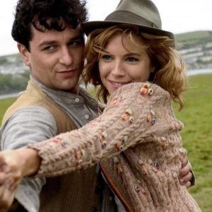 Matthew Rhys e Sienna Miller in un'immagine del film The Edge of Love