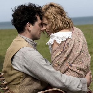 Matthew Rhys e Sienna Miller in una scena del film The Edge of Love