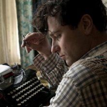 Matthew Rhys in una scena del film The Edge of Love