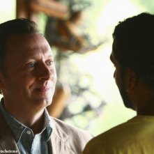 Michael Emerson e Naveen Andrews (di spalle) nell'episodio He's Our You di Lost