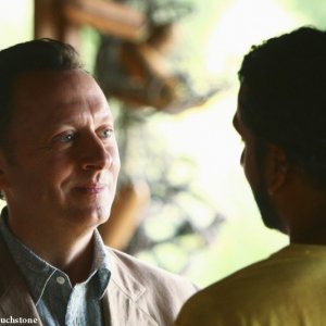 Michael Emerson e Naveen Andrews (di spalle) nell'episodio He's Our You di Lost