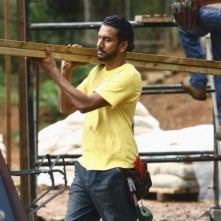 Naveen Andrews al lavoro nell'episodio He's Our You di Lost