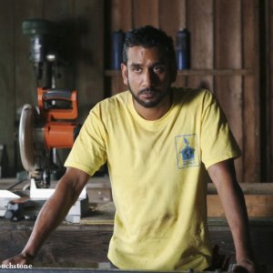 Naveen Andrews in una scena dell'episodio He's Our You di Lost