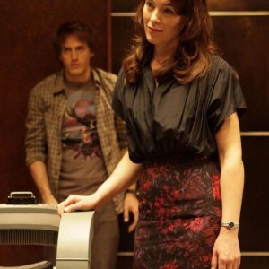 Olivia Williams e Fran Kranz (sullo sfondo) in una scena dell'episodio Needs di Dollhouse