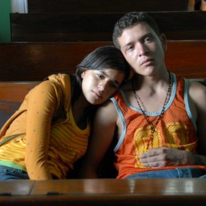 Paulina Gaitan ed Edgar Flores n una scena del film Sin Nombre